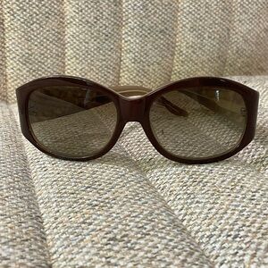 OSCAR DE LA RENTA Elegant Brown Sunglasses with floral detailing